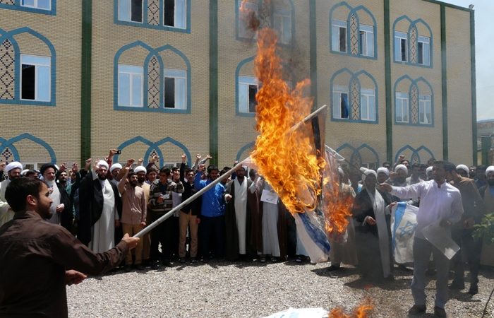 Pictorial Report / The Demonstarion Of Clergy And Students Of Birjand Seminary Against The Faithlessness Of The U. S. And Its Quitting JCPOA